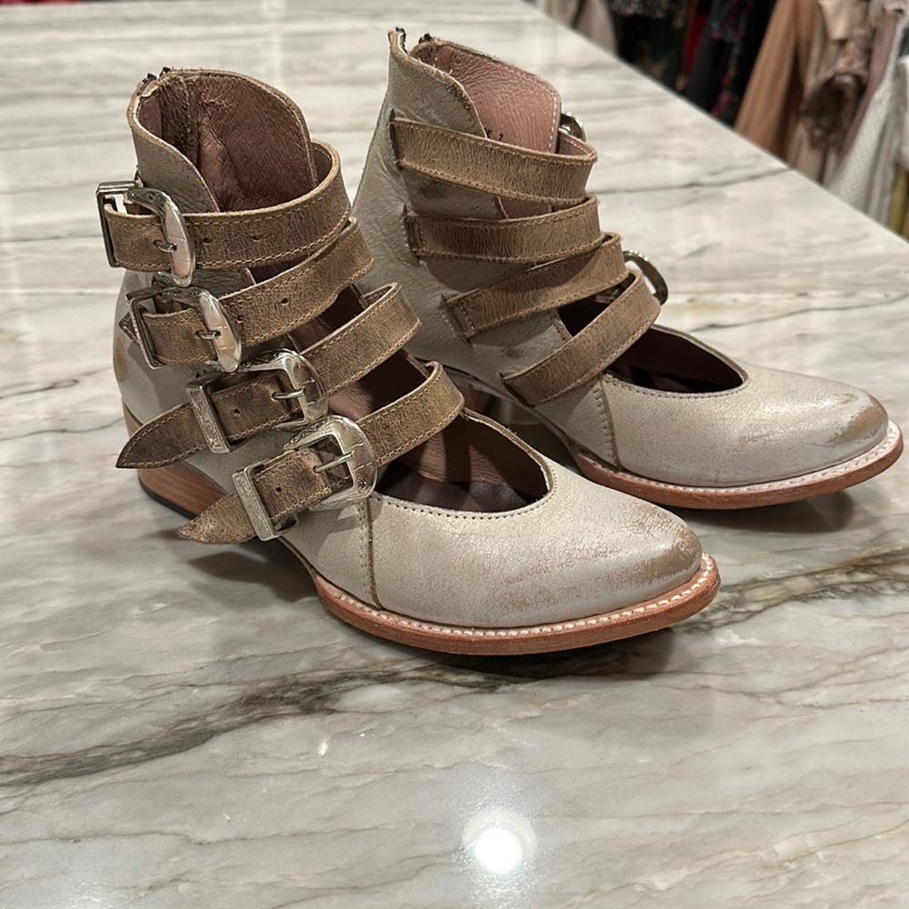 Freebird SCAR-BGE Booties Size 7